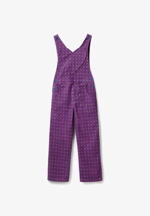 Fioletowe dziecięce ogrodniczki z drobnym kwiatowym wzorem, naszywką w kształcie serca na piersi, regulowanymi ramiączkami i przednimi kieszeniami.