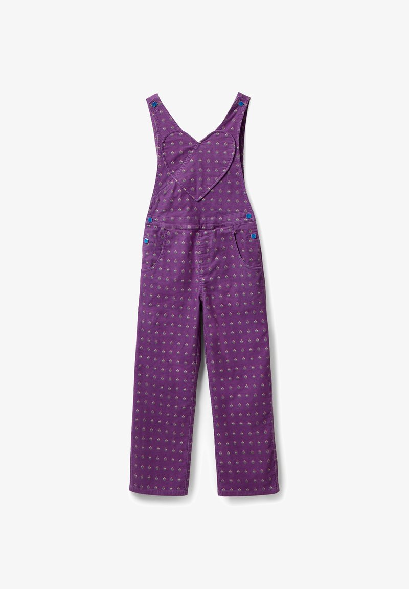 Salopette viola per bambini con piccolo motivo floreale, toppa a forma di cuore sul petto, spalline regolabili e tasche frontali.