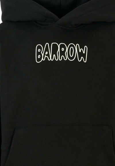 Zwarte hoodie met een voorkraag, met het woord "BARROW" geborduurd in vet, witte, speelse lettertype. Zacht katoenmateriaal.