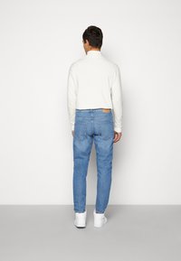 Only & Sons ONSAVI BEAM  - Calças de ganga de corte relaxado - light blue denim