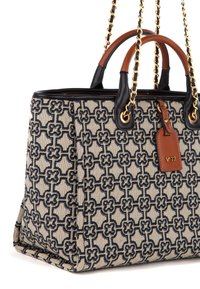 Borsa tote in tessuto beige con motivo geometrico nero. Presenta manici in pelle marrone e una tracolla in catena dorata, con un'etichetta in pelle con il brand.