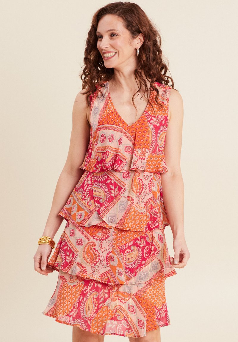 Blumenmusterkleid in Pink, Orange und Creme mit geschichteten Rüschendetails, V-Ausschnitt und ärmellosem Design. Mit aufwendigen Druckdetails.