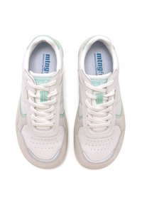 Weiße Sneaker mit mintgrünen Akzenten, aus Leder und synthetischen Materialien, runde Zehenpartie, perforierte Details und flache Schnürsenkel.