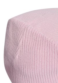 Ružová pletená čiapka s hladkou textúrou a ribovaným vzorom. Vrchná časť má plochý povrch, ukazujúc jemné švy a rovnomerné šitie.