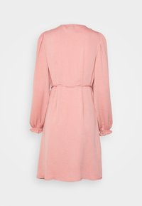 Vaaleanpunainen mekko, jossa on pitkät, puffattuja hihoja, vyötärönauha ja kerätyt hihansuut. Valmistettu pehmeästä, teksturoidusta kankaasta, joka on rento istuvalta.