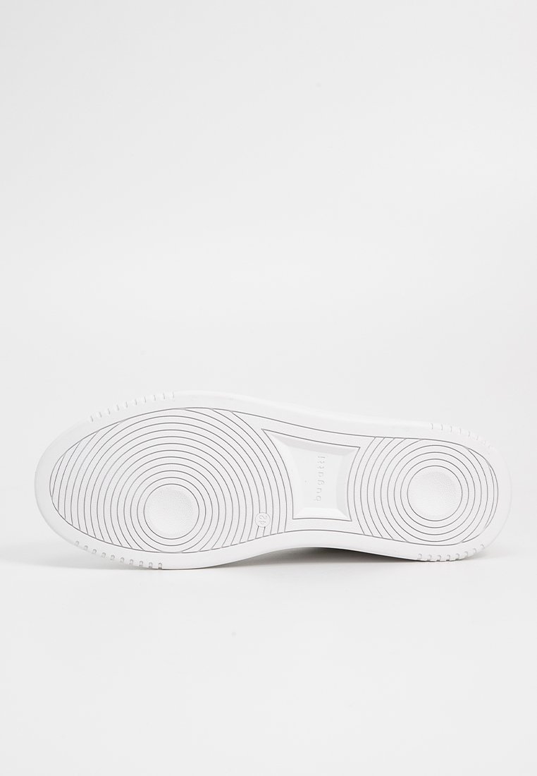 Suela de zapatilla blanca con patrones de tracción circulares y una sección rectangular hundida en el medio, presentada sobre un fondo blanco liso.