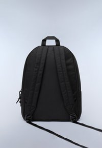 Zaino nero realizzato in tessuto testurizzato, dotato di spallacci imbottiti, maniglia superiore e tasche laterali. Design semplice e arrotondato senza decorazioni.