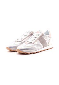 Sneakers argento e rosa con una finitura metallica liscia, lacci bianchi e un pannello laterale testurizzato. Suola in gomma a contrasto con scanalature per la trazione.