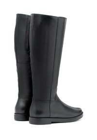 Czarne skórzane kozaki do kolan o gładkiej fakturze, zaokrąglonym nosku i minimalistycznym wzornictwie. Posiadają płaską podeszwę i delikatne detale w postaci szwów.