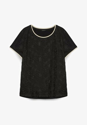 Czarna bluzka z krótkim rękawem, z subtelnym kwiatowym haftem i cienkim kremowym obszyciem wokół dekoltu i krawędzi rękawów.