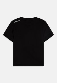 Juodas trumpas rankovės marškinėlis, pagamintas iš medvilnės. Savybė - apvalus iškirpimas ir baltas „KARL LAGERFELD“ logotipas ant nugaros peties.