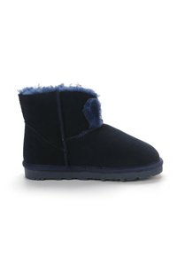 Stivaletto in suede blu navy con colletto morbido e peloso, suola in gomma piatta e punta arrotondata. Cuciture e dettagli delle cuciture visibili.