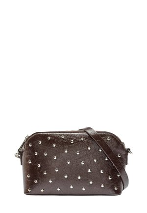 Brązowa torebka crossbody z materiału imitującego skórę, zdobiona srebrnymi ćwiekami, z suwakiem i dopasowanym regulowanym paskiem. Kompaktowy prostokątny kształt.