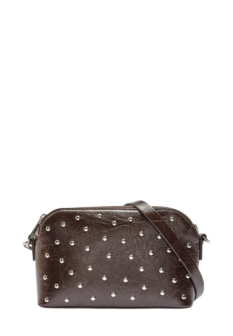Brązowa torebka crossbody z materiału imitującego skórę, zdobiona srebrnymi ćwiekami, z suwakiem i dopasowanym regulowanym paskiem. Kompaktowy prostokątny kształt.
