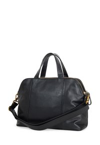 Borsa a mano in pelle nera con superficie testurizzata, chiusura con zip, doppi manici e tracolla removibile. Accenti in metallo dorato visibili.