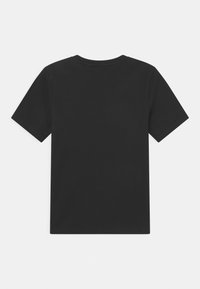 Camiseta negra de manga corta con cuello redondo. Está hecha de una tela suave, con un diseño sencillo sin patrones o acentos visibles.