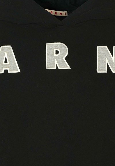 Felpa nera con grandi lettere ricamate in grigio scuro, bold, rappresentanti le lettere "A," "R" e "N." Tessuto liscio con cappuccio.