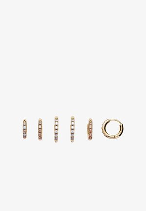 Six boucles d'oreilles créoles en or avec des pierres précieuses incrustées alternant blanc et brun clair, présentées sous plusieurs angles sur un fond blanc.