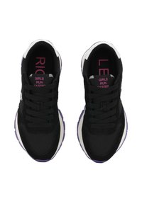 Zwarte en paarse sneakers met de tekst "Girls Run Faster" op de tong, en "RIGHT" en "LEFT" gedrukt binnenin de schoenen.