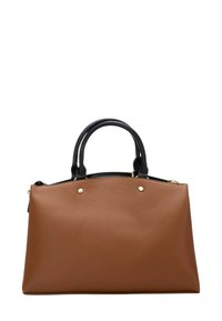 Bolso de mano de cuero texturizado marrón con asas negras, tachuelas doradas y cierre de cremallera. Diseñado con una forma espaciosa y estructurada.