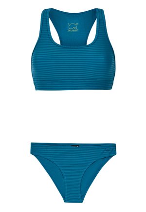 Conjunto de bikini azul verdoso que presenta un patrón de rayas texturizadas. La parte superior tiene un diseño de espalda racer y la parte inferior tiene un corte bajo con mínima cobertura.