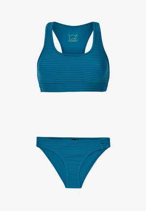 Conjunto de bikini azul verdoso que presenta un patrón de rayas texturizadas. La parte superior tiene un diseño de espalda racer y la parte inferior tiene un corte bajo con mínima cobertura.
