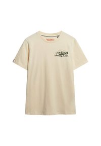 Camiseta de algodón beige con mangas cortas, cuello redondo, que presenta un logo impreso en verde de 'Super Dry' y un diseño de montañas en el pecho.