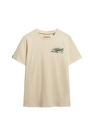 T-shirt in cotone beige con maniche corte, collo rotondo, con logo 'Super Dry' stampato in verde e design di montagna sul petto.