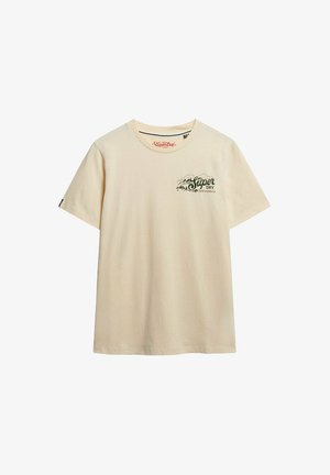 T-shirt in cotone beige con maniche corte, collo rotondo, con logo 'Super Dry' stampato in verde e design di montagna sul petto.