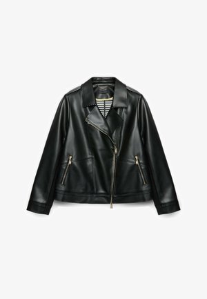 Jachetă neagră din piele ecologică, cu fermoar asimetric, două buzunare laterale cu fermoar, guler lat și epoleți pe umeri, așezată pe o suprafață plană.