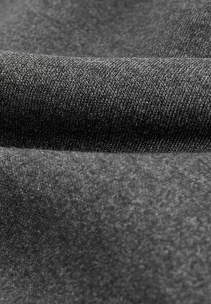 Dunkelgrauer Stoff mit einer weichen, strukturierten Oberfläche, die ein glattes, gewebtes Muster aufweist. Das Material zeigt subtile Variationen in der Schattierung.