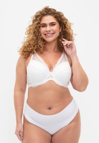 Witte kanten bh met bloemenpatroon, zachte cups en verstelbare bandjes. Draagt met witte hooggesneden slipjes, voorzien van soepele stof en een klassieke vorm.