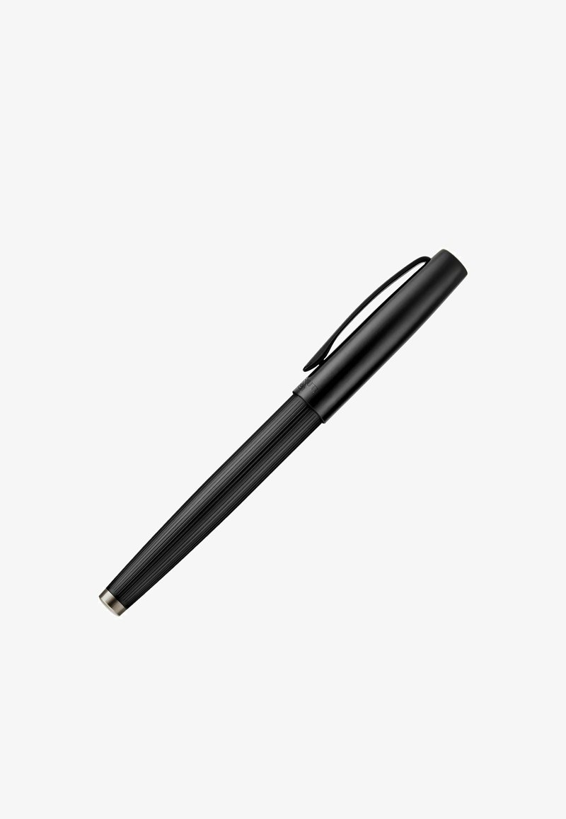Pluma estilográfica negra acanalada con clip en la tapa y punta plateada, mostrada sobre un fondo blanco.