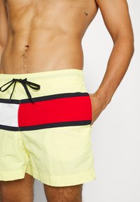 Tommy Hilfiger Fürdőnadrág - mystic yellow