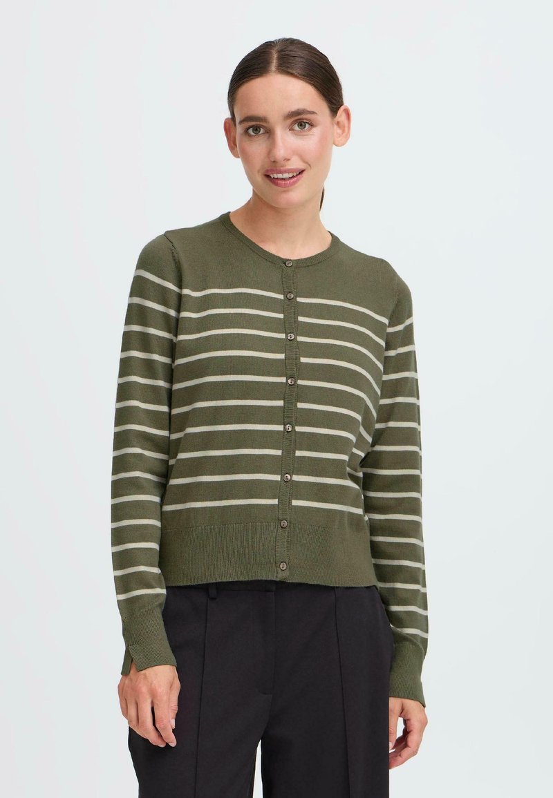 Olivgrüner gestreifter Cardigan mit horizontalen hellgrauen Streifen, Rundhals-Ausschnitt, Knopfleiste und geripptem Saum sowie Bündchen.