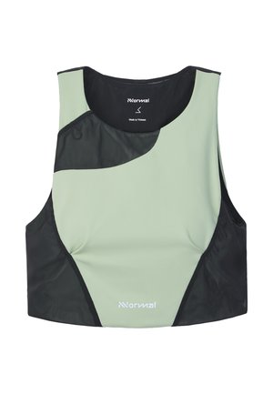 Top sport fără mâneci, scurt, în verde deschis și negru, cu decolteu rotund, logo pe piept și partea inferioară frontală, realizat dintr-un material neted.