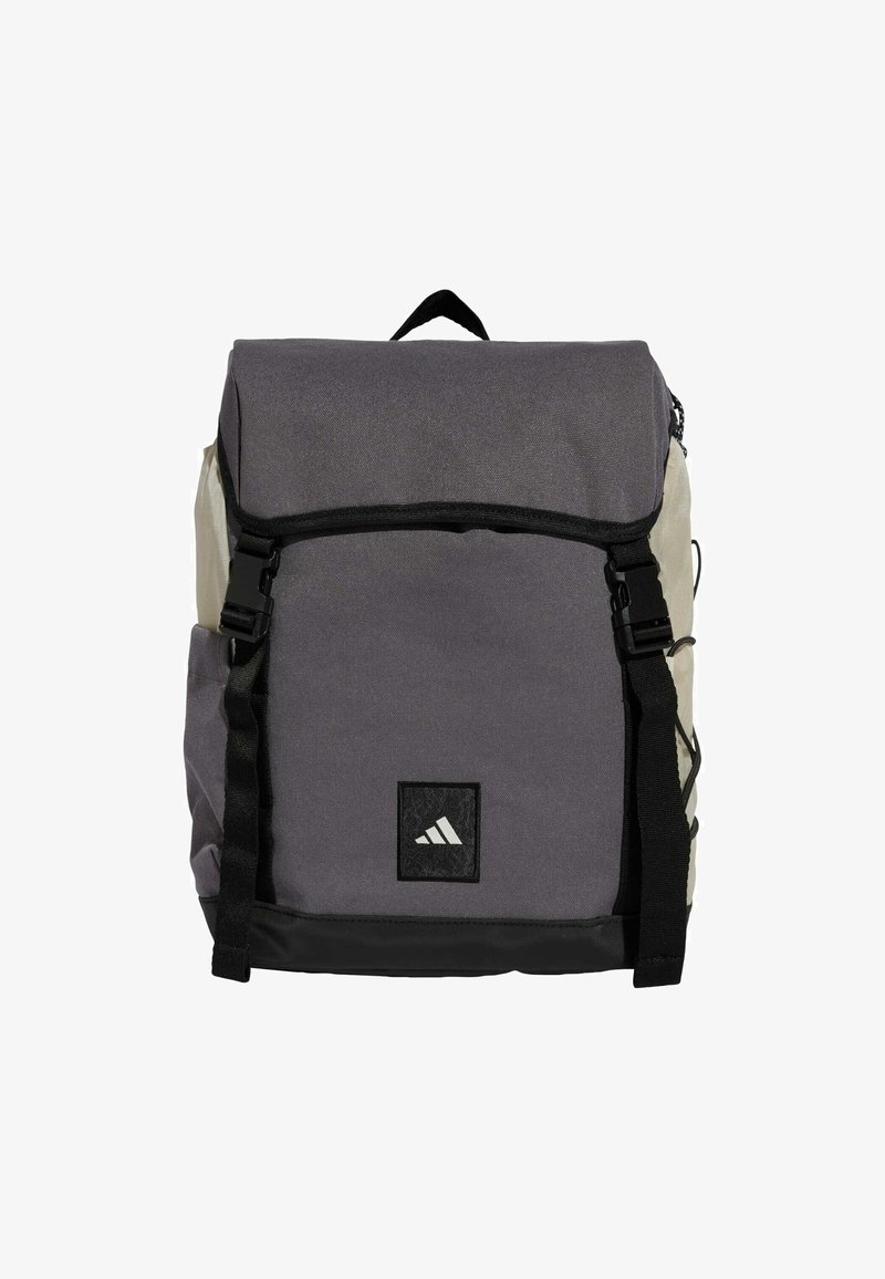 Zaino grigio e crema con chiusura a pattina, spallacci regolabili e un grande logo Adidas nero. Realizzato in tessuto resistente con una finitura texture.