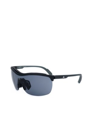 Occhiali da sole sportivi neri Adidas con lenti scure avvolgenti e aste curve su sfondo bianco.
