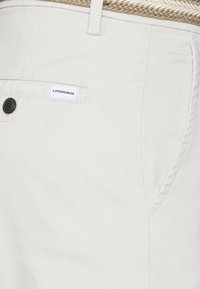 Lindbergh SLIM FIT SUPERFLEX PANTS BELT - Chinos - ecru