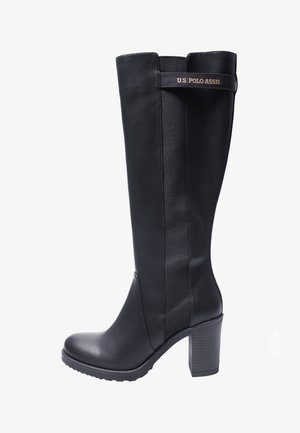 Czarne, wysokie do kolan botki wykonane z syntetycznej skóry o teksturowanym wykończeniu, z elastycznymi bocznymi panelami, masywnym obcasem i detalem z logo.