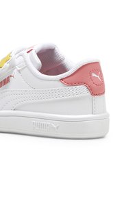 Vit sneakers med rosa detaljer, slät syntetmaterial, vadderad krage, texturerad häl och präglade logodetaljer på sidan.