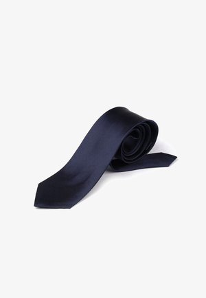 Cravate en soie marine, texture lisse, design classique, extrémité effilée et forme enroulée, mettant en valeur une couleur riche et profonde avec un éclat minimal.