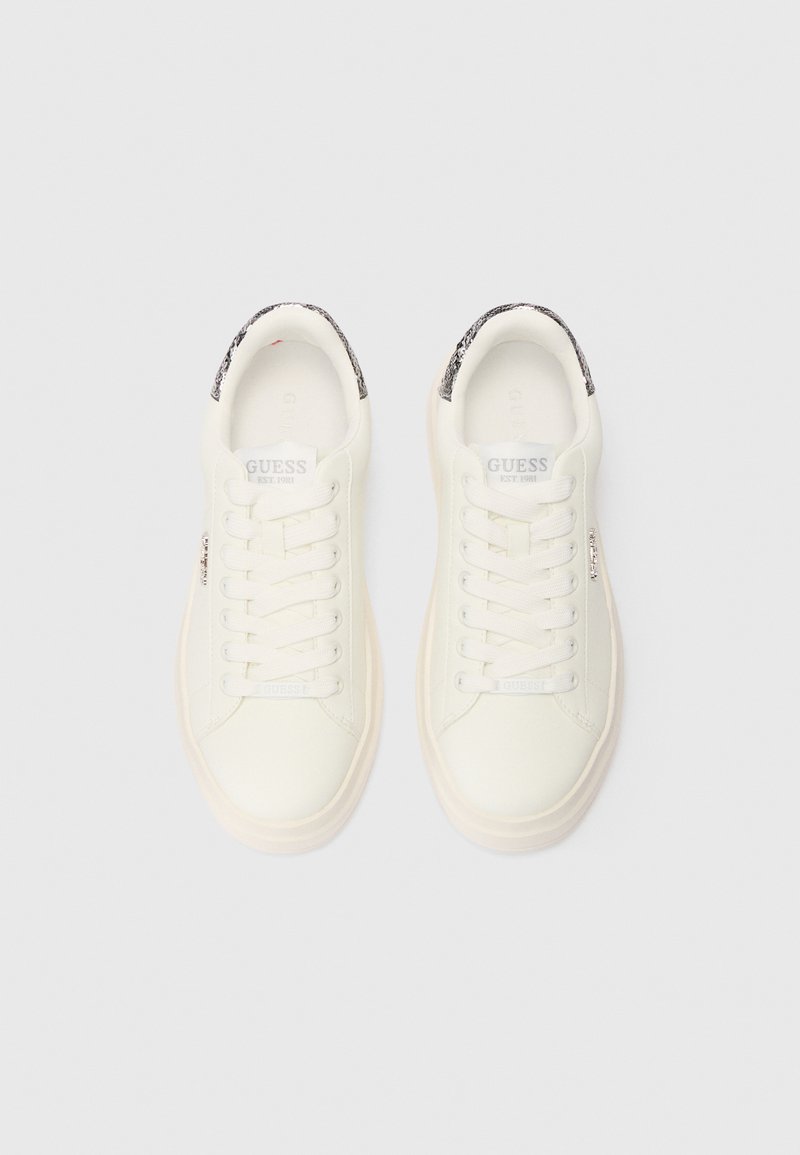 Un par de zapatillas blancas de caña baja con cordones, acentos en el talón con patrón de piel de serpiente, y el logo de Guess en la lengüeta y los laterales, mostradas desde arriba.