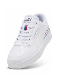 Vit Puma Motorsport-sneaker med snörning framtill, perforerad tå, blå-röda ränder och BMW Motorsport-logga på sidan.