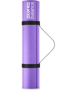 Tappetino da yoga viola con superficie texturizzata, arrotolato e fissato con una cinghia nera. Presenta il logo "core balance" in bianco.