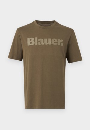 Olívazöld, rövid ujjú, kerek nyakú póló, melynek mellkasán nagy méretű, világosabb árnyalatú „Blauer.” felirat található.