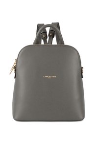 Sac à dos en cuir texturé gris avec deux poignées supérieures, des sangles d'épaule réglables, des finitions dorées et un détail logo à l'avant.