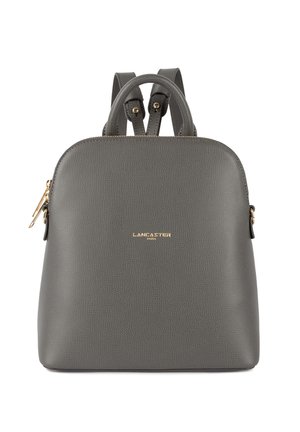 Sac à dos en cuir texturé gris avec deux poignées supérieures, des sangles d'épaule réglables, des finitions dorées et un détail logo à l'avant.