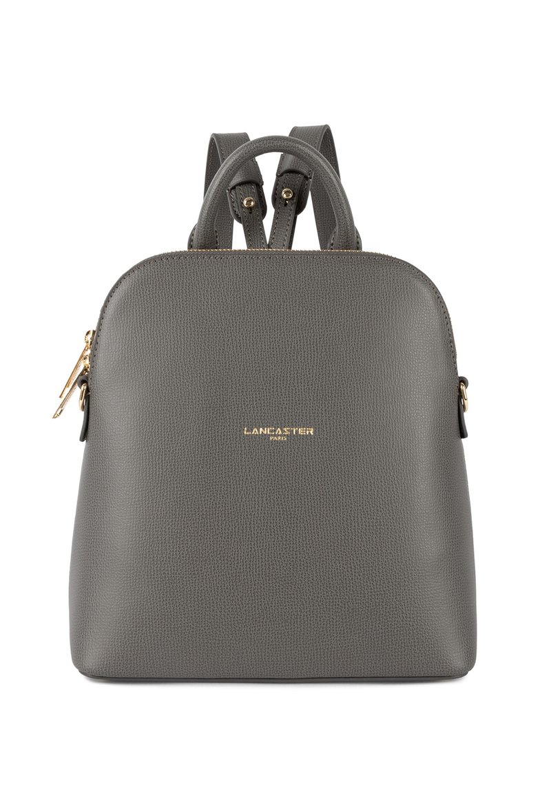 Sac à dos en cuir texturé gris avec deux poignées supérieures, des sangles d'épaule réglables, des finitions dorées et un détail logo à l'avant.