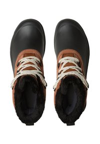 Botas aislantes en marrón y negro, con suave forro de piel, suela de goma texturizada, cordones blancos, cuello acolchado y punta reforzada.